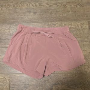 Lululemon stroll at sundown short size 8 pink